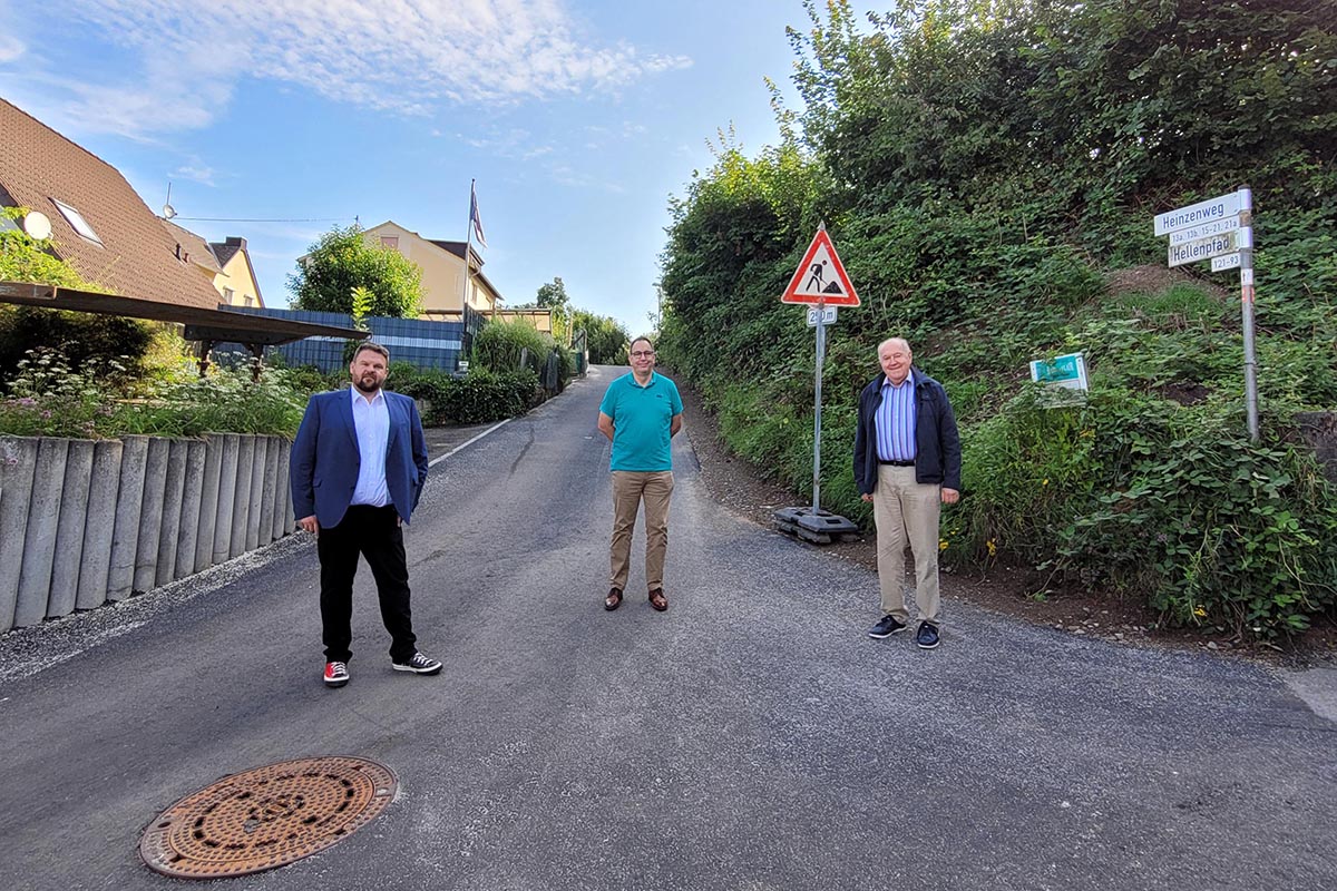 Von links: Brgermeister Christoph Mohr, Werkleiter Michael Stiren und Erster Beigeordneter Bernhard Wiemer begutachteten die fertigen Abschnitte der Baumanahme. Fotos: Stadt Bendorf