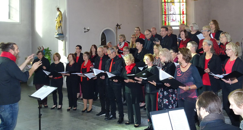  Begeisternder Auftritt des Chores Good News anlsslich des 20-jhrigen Bestehens  in der Kirche St.Petrus in Ketten in Hellenhahn-Schellenberg. Foto: Willi Simon