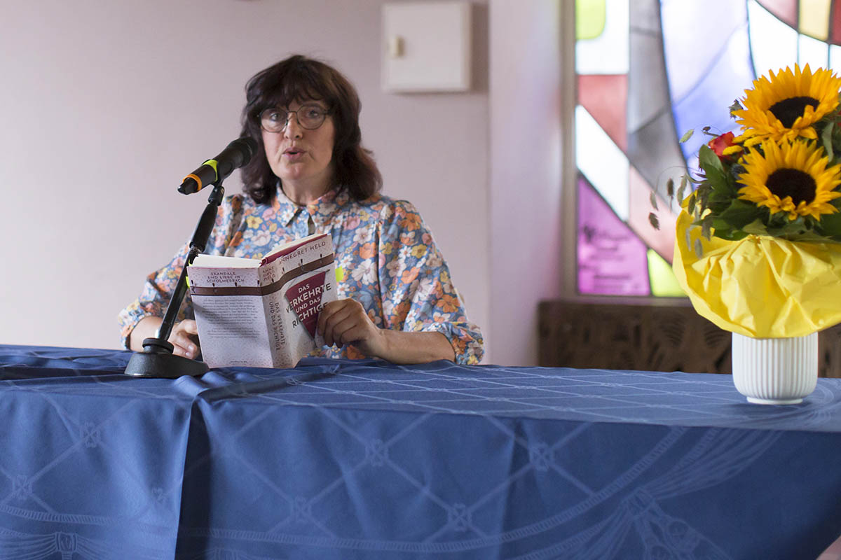 Annegret Held liest aus ihrem neuen Roman in Westerburg. Fotos: Helmi Tischler-Venter