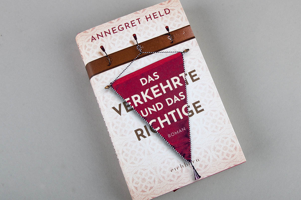 Buchtipp: „Das Verkehrte und das Richtige“ von Annegret Held