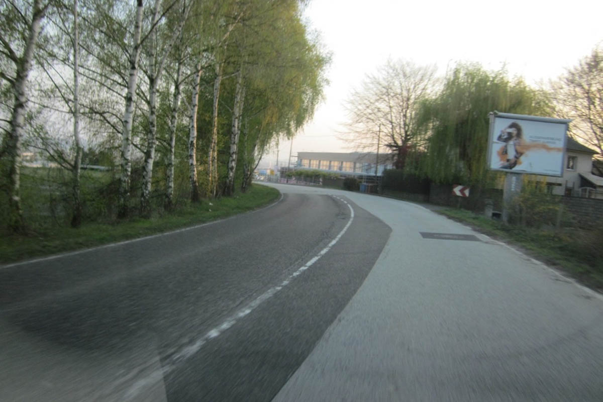 Der Kontrast von dunklen und hellen Asphaltdecken ist beispielsweise als Teil-Asphaltierung in einer der Zufahrten aus Richtung Gladbach kommend auf der Zufahrt zum Torneyer Kreisel zu sehen. Foto: SPD