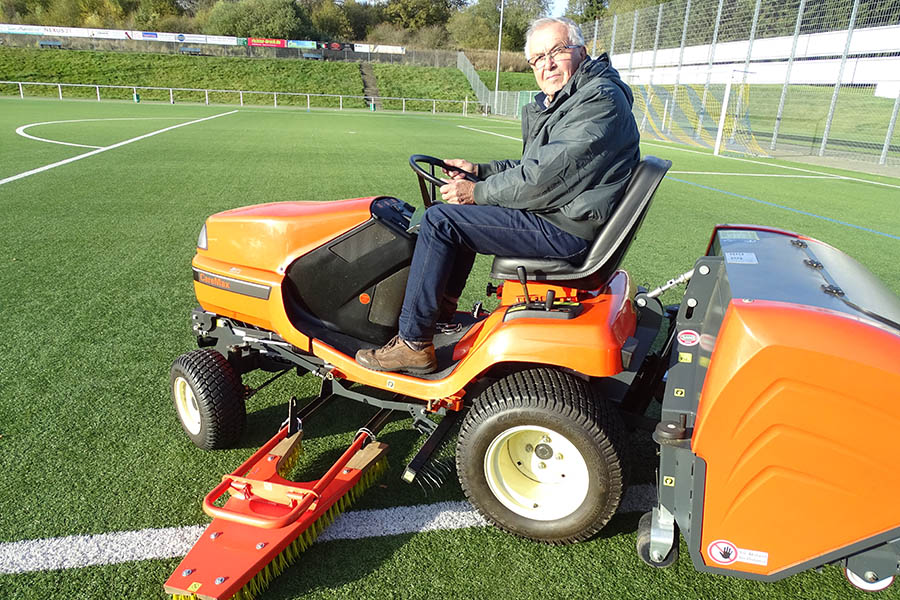 Helmut Rappel steuert ein 23.000 Euro teures Platzpflegert auf der Sportanlage in Langenbach bei Kirburg. Fotos und Repros: Willi Simon