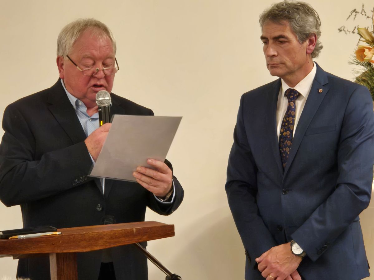 Udo Seidler trug den Text der Ernennungsurkunde fr die zweite Amtszeit von Dietmar Henrich vor. (Foto: vh)    