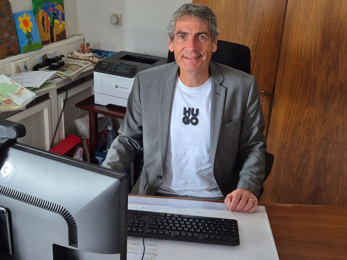 Dietmar Henrich mchte gerne auch vom 1. Januar 2026 an fr weitere acht Jahre an diesem Schreibtisch und in diesem Bro arbeiten. (Foto: vh) 
