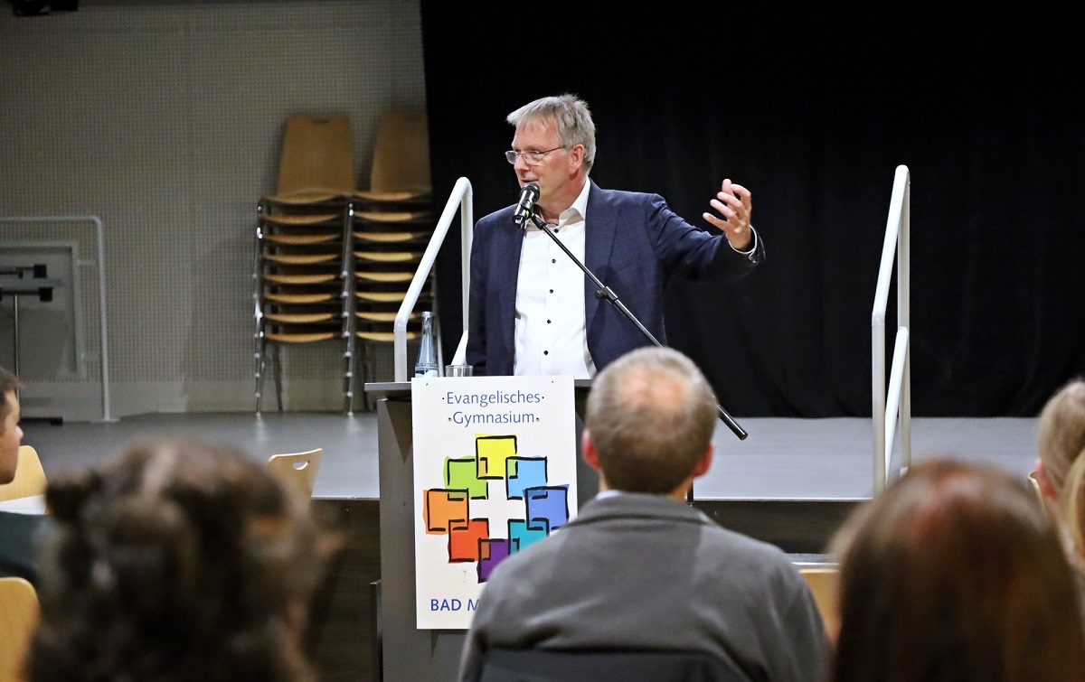 Journalist Arnd Henze sprach vor rund 50 Zuhrern am Evangelischen Gymnasium ber Kirche und Demokratie. (Foto: Sabine Hammann-Gonschorek)