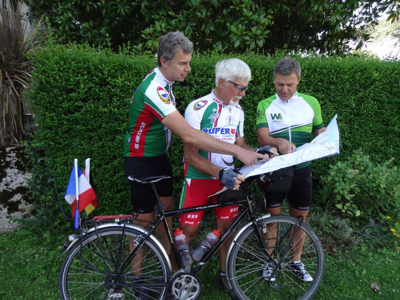 Herbert Thome fuhr im Tourenrad vom Gelbachtal zu den Freunden in der Bretagne  dort wurde er von Michael Haberstock (rechts) und Streckennavigator Torsten Schmitz begrt. Fotos: privat 