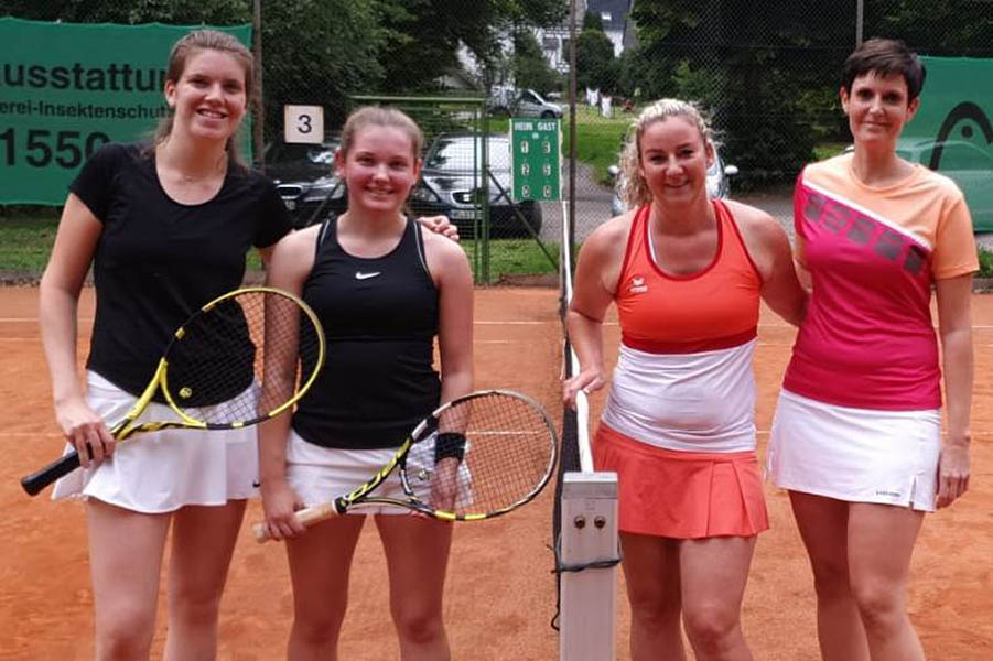 Clubmeisterinnen Damen Doppel Von links: Jil Dreidoppel, Ayleen Herder / Conny Kopp Anne Elfert. Fotos: TC Steimel