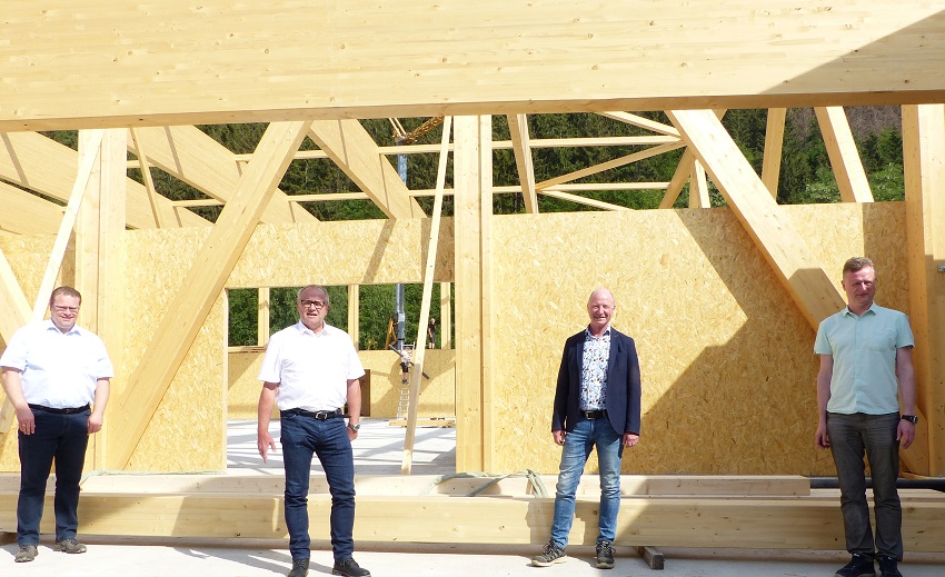 Nahmen das stdtebauliche Groprojekt in Herdorf unter die Lupe: (von links) Kreisbeigerodneter Tobias Gerhardus, Landrat Dr. Peter Enders, Stadtbrgermeister Uwe Erner und der Erste Beigeordnete der Stadt, Uwe Geisinger. (Foto: Kreisverwaltung) 