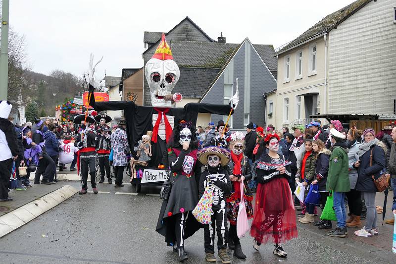 Nadda Jh: Ausgelassenheit beim Rosenmontagszug in Herdorf