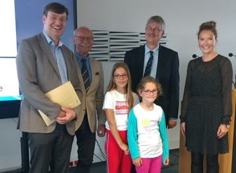 Von links: Bernhard Bremm (Abteilungsleiter), Gerd Eberhardt (Initiative Handarbeit e. V.), Emma Fenske (Schlerin), Marie Pfeiffer (Schlerin), Dr. Klaus Sundermann (Oberste Schulaufsicht), Herma Bock (Lehrerin)