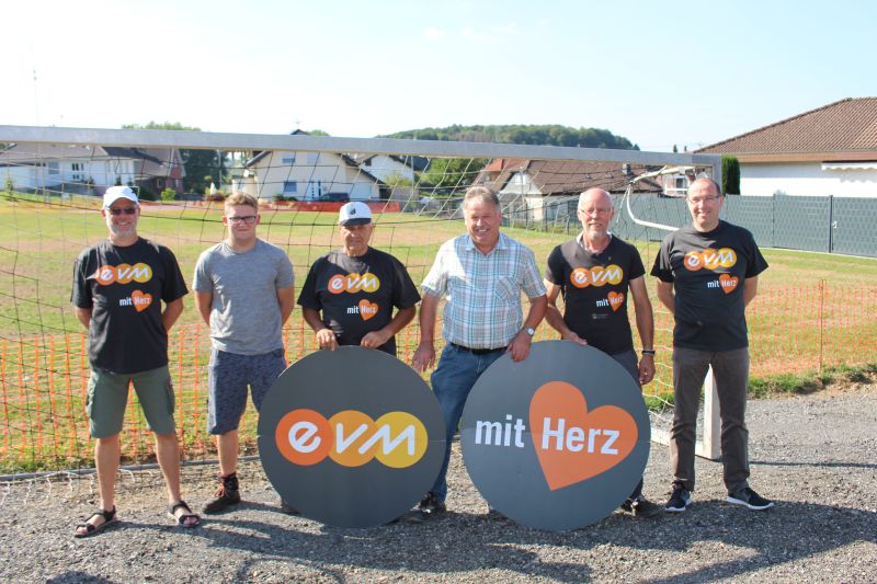 Die Helfer und der Ortsbrgermeister von Bellingen, Michael Wisser freuen sich ber die Fertigstellung des Bolzplatzes und den Einsatz von Klaus Janczyk. V.l. Oliver Kornab, Luis Sauer, Rudolf Falk, Michael Wisser, Klaus Janczyk und Mike Ickenroth. Foto: EVM