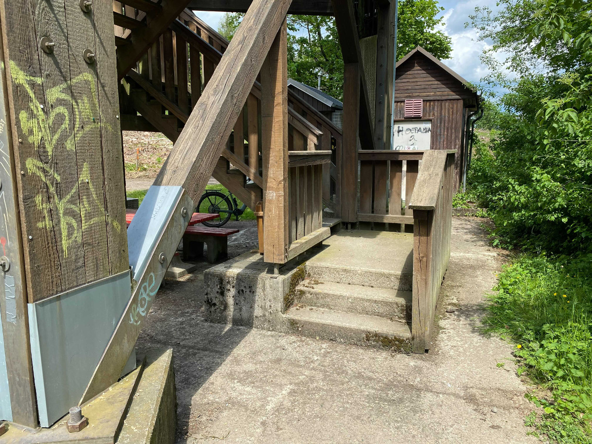 Wer die 177 Stufen auf den Raiffeisen-Turm auf dem Beulskopf erklimmt, wird mit einem Panoramblick ber den Westerwald belohnt. (Fotos: Bjrn Schumacher)