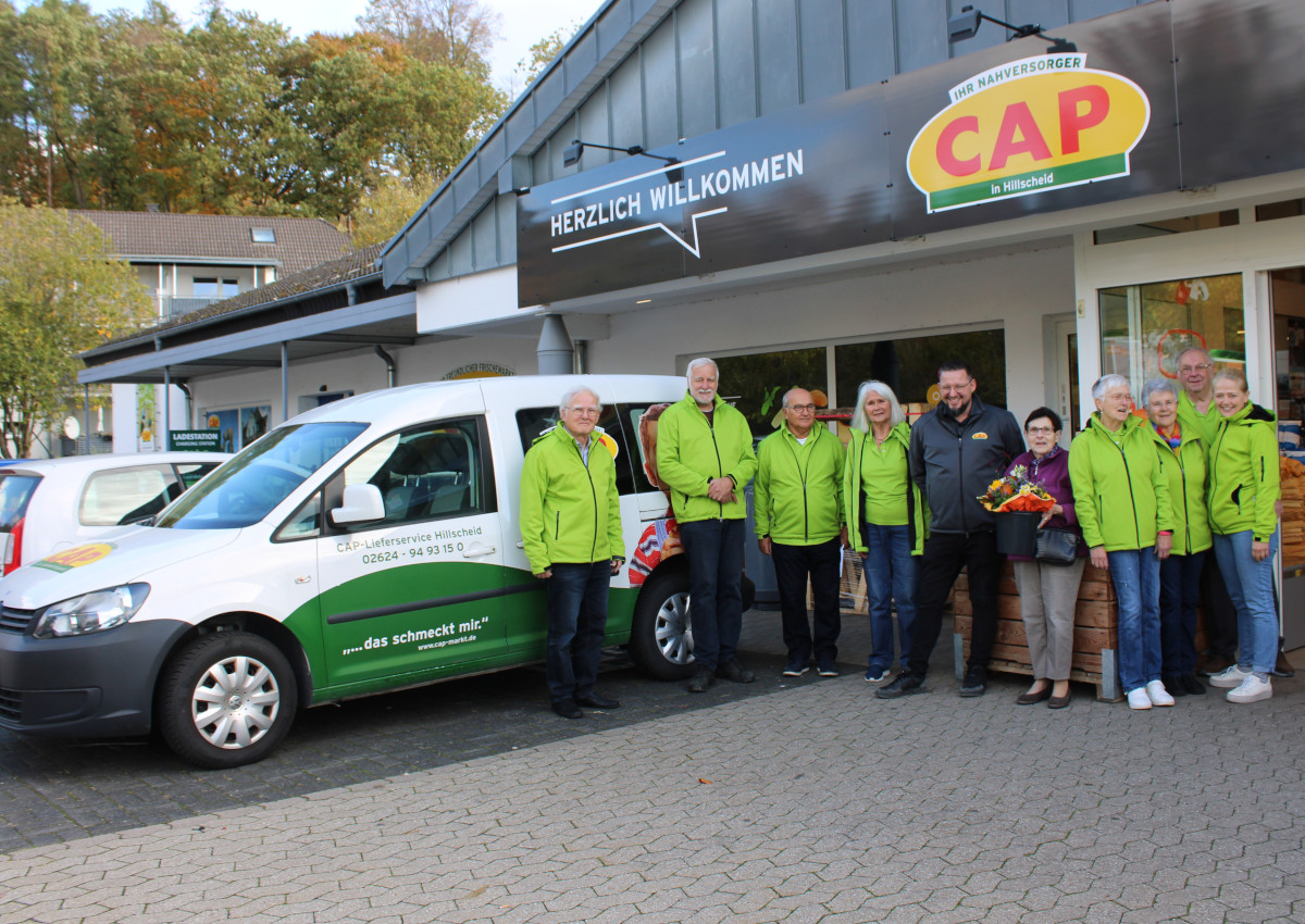 Trafen sich anlsslich des zehnjhrigen Bestehens des Einkaufsmobils im CAP-Markt (von links): Rolf Schlicht, Eckhard Kilian, Andreas Khler und Elke Kohler von der Brgergemeinschaft "MACH MIT im Kannenbckerland", CAP-Marktleiter Oliver Zils, Waltraud Steudtner (treueste Kundin des Einkaufsmobils), sowie Inge Schmidt, Hildegard Jris, Richard Jaro und Hilde Rsner von der Brgergemeinschaft. (Foto: Privat)