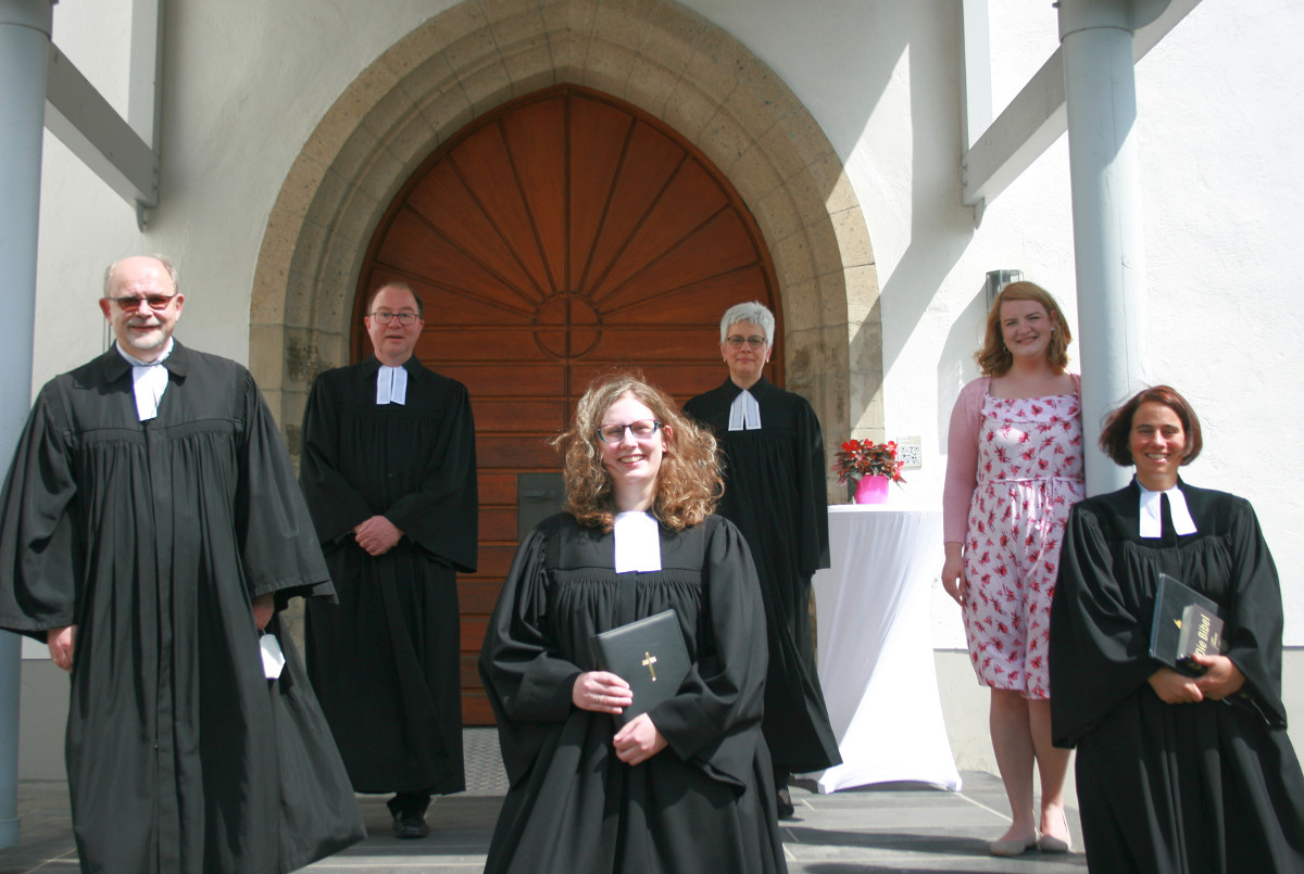 In einem Ordinationsgottesdienst in der Hilgenrother Kirche wurde Prdikantin Katharina Wrden-Templin (Bildmitte) offiziell in ihr neues Amt eingefhrt. Es freuten sich mit: (v. l.) Mentor und ehemaliger Gemeindepfarrer Hans-Jrgen Volk, Gemeindepfarrer Joachim Triebel-Kulpe, Superintendentin Andrea Auf-derheide, Julia Beil und Pfarrerin Nicole Eker.  Foto: Seda Erker