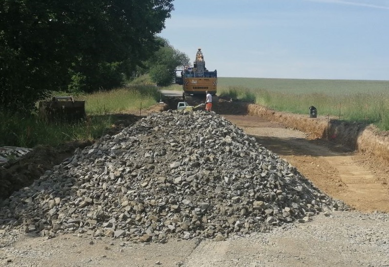 Am Ortsausgang von Hilgenroth in Richtung Bachenberg/Altenkirchen wird die Grundlage fr den eigentlichen Straenbau geschaffen. (Foto: hak)