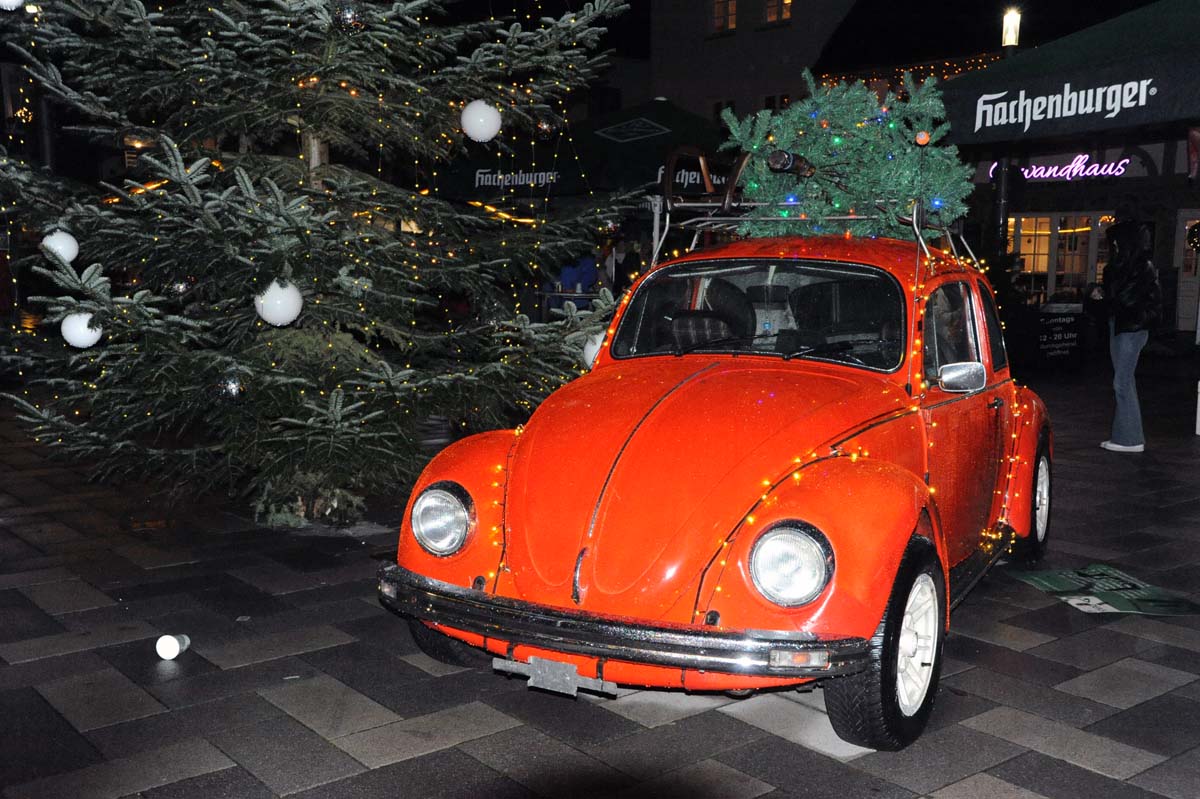 Ein VW-Kfer im Weihnachtslook war der Hingucker (Bilder: kk)