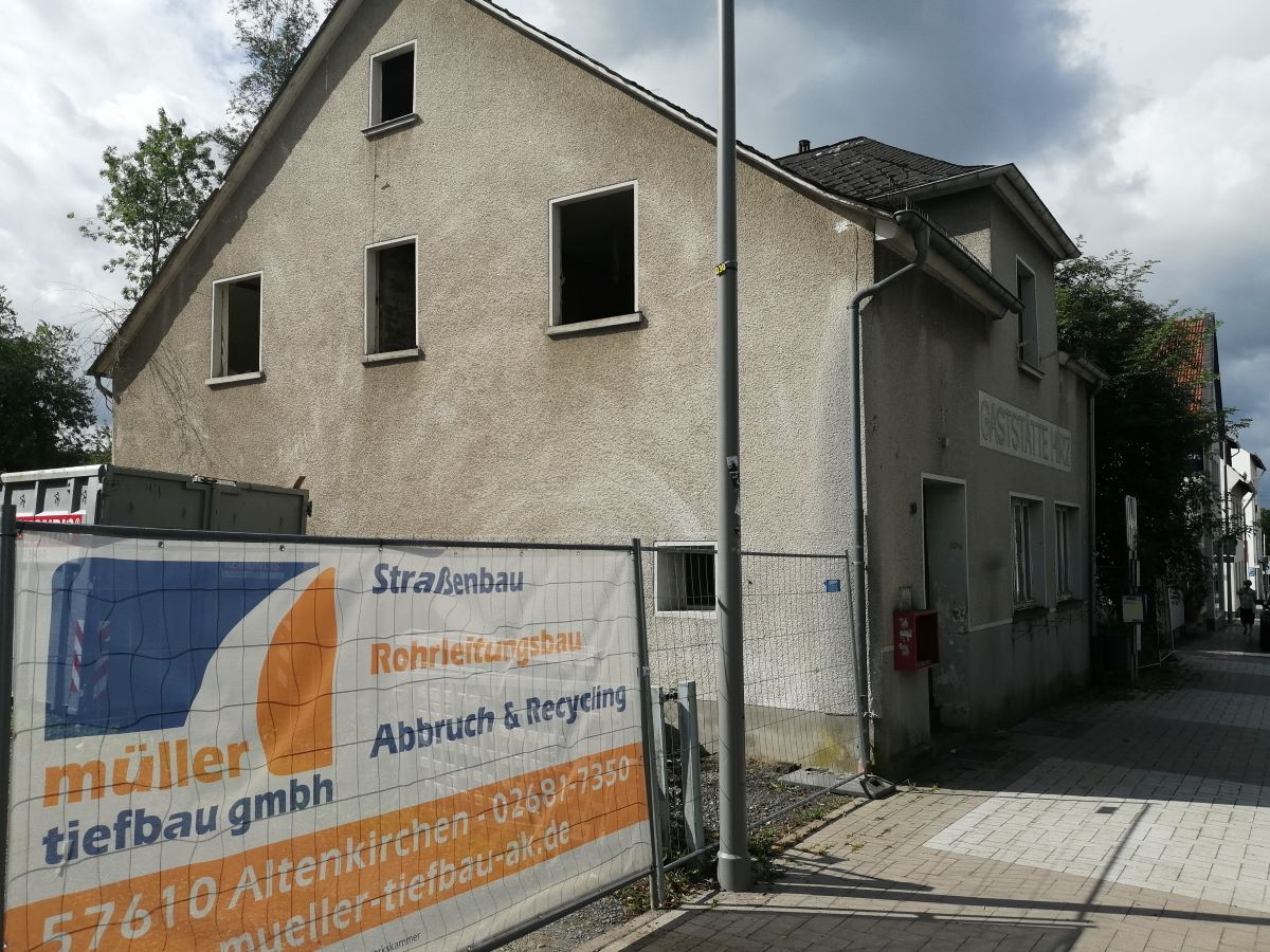 Die Gaststtte Hirz wird in den nchsten Tagen aus dem Altenkirchener Stadtbild verschwinden. (Foto: vh)