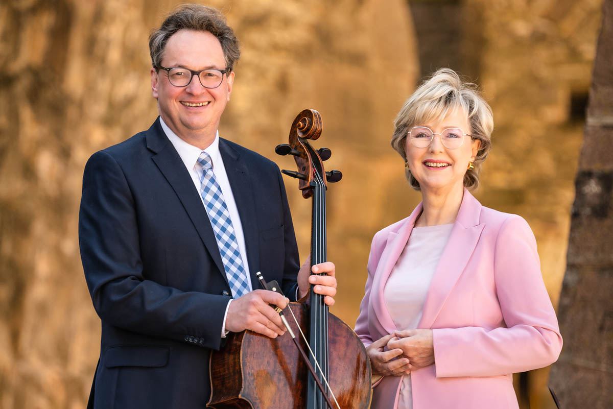 Prof. Hlshoff und Barbara Harnischfeger freuen sich, dass es endlich wieder losgeht. Foto: Piel Media
