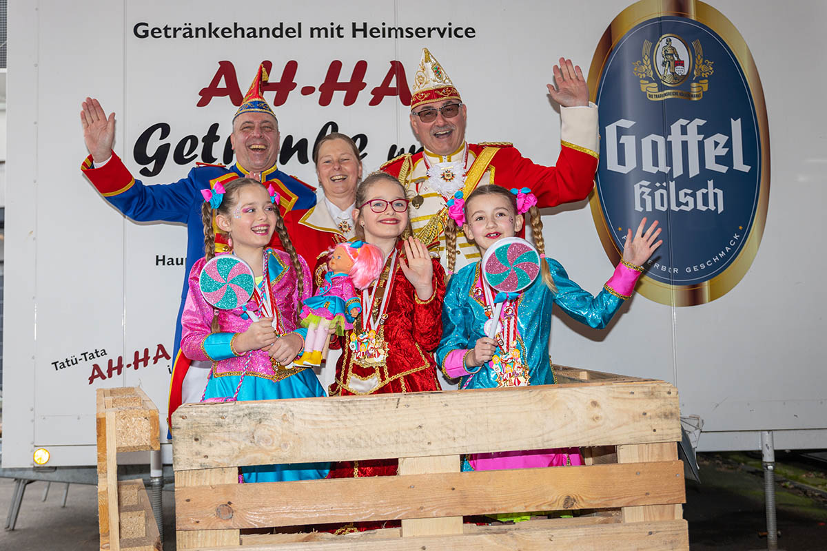 Freuen sich ber 555 Euro aus der evm-Palettenparty: Die Hnninger Karnevalsgesellschaft. Foto: Privat