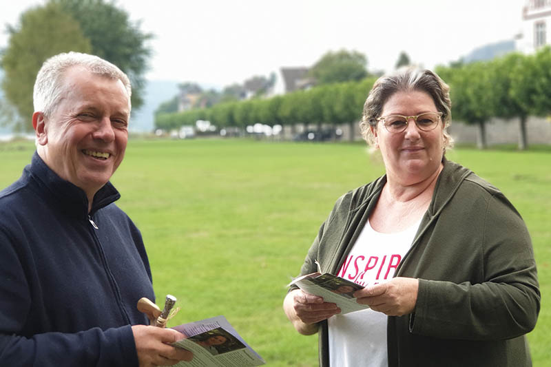 Harald Stoffels (links) erlutert Petra Stirnberg die Anliegen der Brgerinitiative. Foto: privat