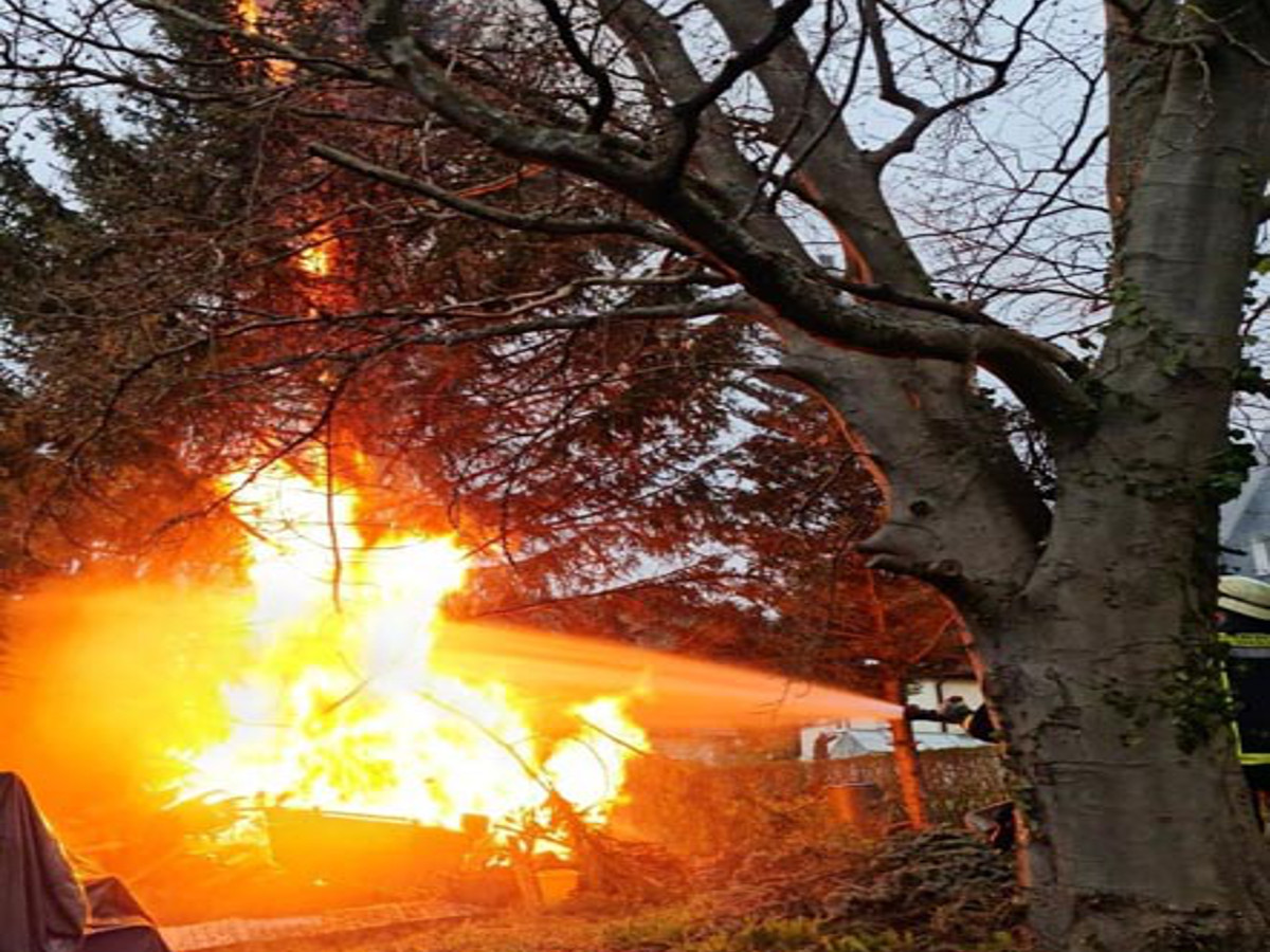 Die Feuerwehr Wissen musste einen brennenden Holzstapel lschen, dessen Flammen auch einen Baum in Brand gesetzt hatte. Fotos: Feuerwehr Wissen