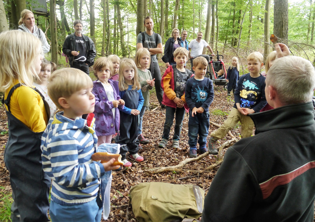 Wie lange liegt dieses Blatt wohl schon am Boden? Und wann wird es zu Humus? (Fotos: Kinderschutzbund Westerwald)