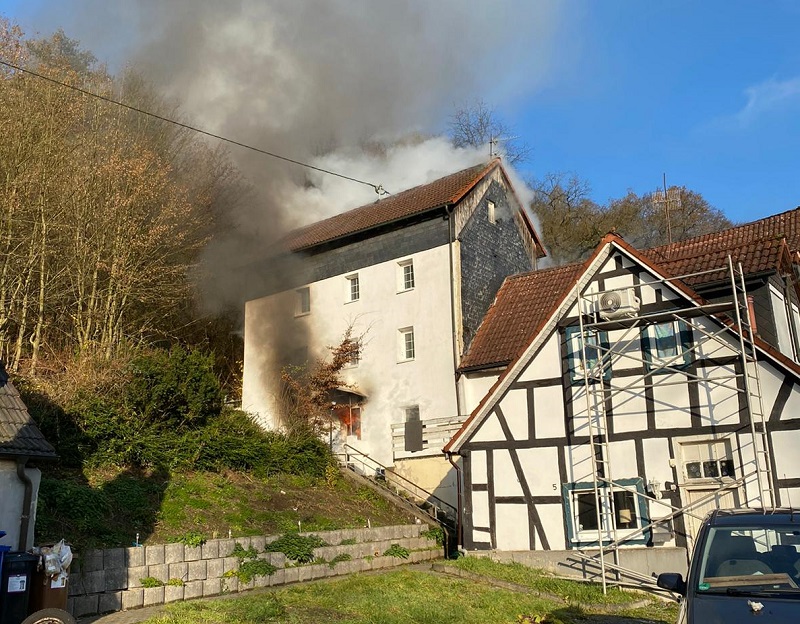 Feuerwehr rckte zu Wohnhausbrand in Hvels aus