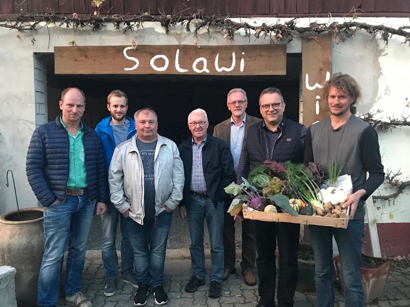 Sebastian Mller vom Hof Schtzenkamp prsentiert den Besuchern seine Erzeugnisse in der Hof-Kiste. (Foto: CDU-Gemeindeverband Wissen)