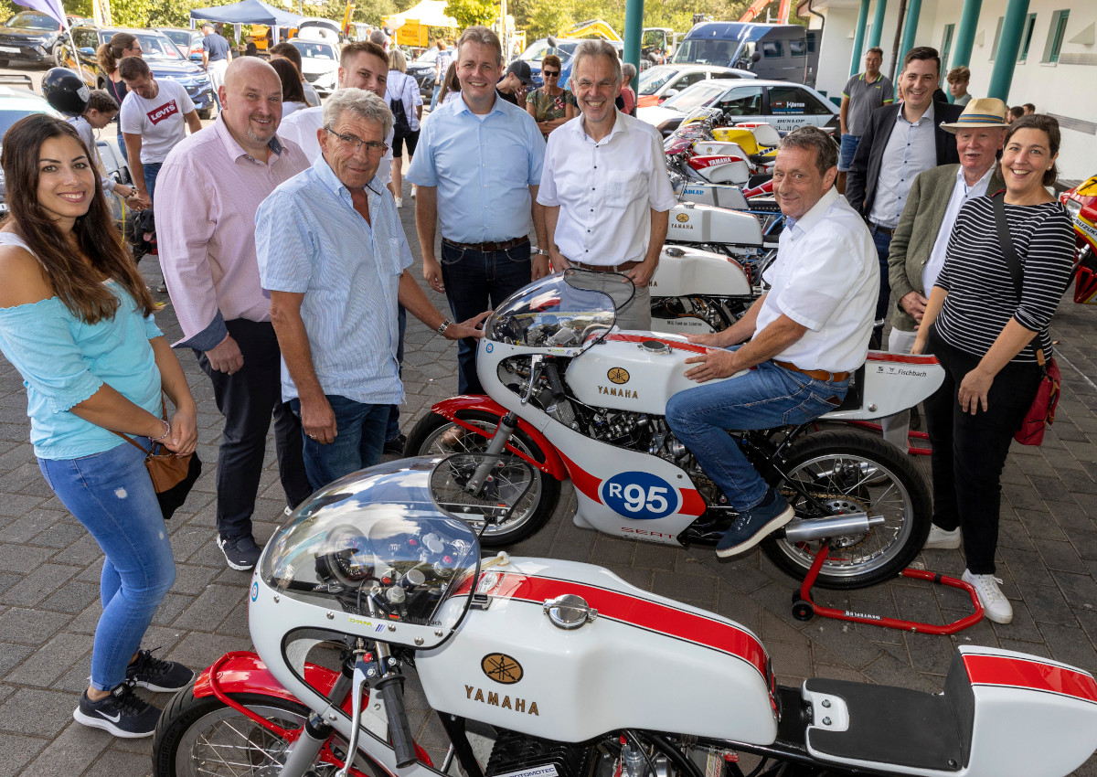 Detlef Fischbach (vorne links) prsentiert Ortsbrgermeister Jochen Becker, dem Beigeordneten der Verbandsgemeinde Marvin Kraus, Brgermeister Gerrit Mller (VG Rennerod), Brgermeister Andreas Heidrich, Landrat Achim Schwickert, Ulrich Theis (Gewerbeverein Hof) und Katharina Schlag von der Wirtschaftsfrderungsgesellschaft des Westerwaldkreises stolz die Oldtimer sowie neuen Motorrder, mit denen er bereits als Sieger der Deutschen Historischen Motorradmeisterschaft (DHM) hervorging. (Fotos: VG Bad Marienberg)