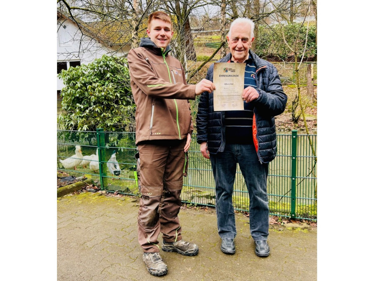 v.l.: Der 1. Vorsitzende Tom Ke�ler �bereicht Alfons Hof die Urkunde f�r 50 Jahre Mitgliedschaft und Engagement im Tierpark Niederfischbach. (Foto: Tierpark Niederfischbach e.V.)