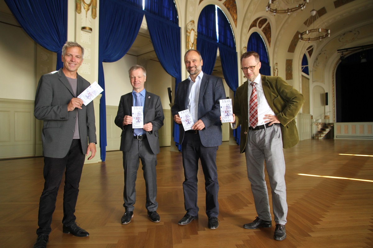 Generalmusikdirektor Dirk Kaftan, Brgermeister Otto Neuhoff, Orchesterdirektor Michael Horn und der Leitende Dramaturg Tilmann Bttcher stellten das geplante Programm "Hofkapelle / Unterwegs" im Kurhaus vor. (Foto: Stadt Bad Honnef)