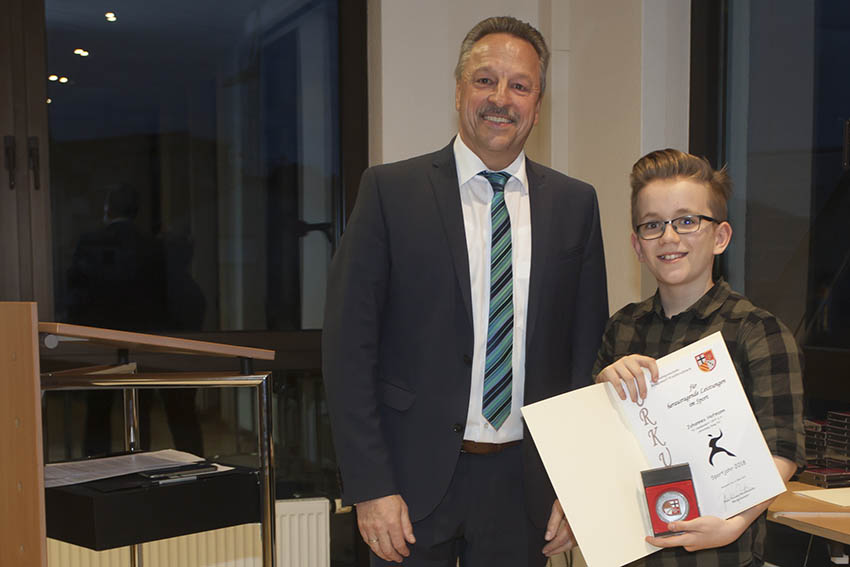 Johannes Hofmann aus Melsbach wurde fr seine sportlichen Leistungen geehrt. Foto: Wolfgang Tischler