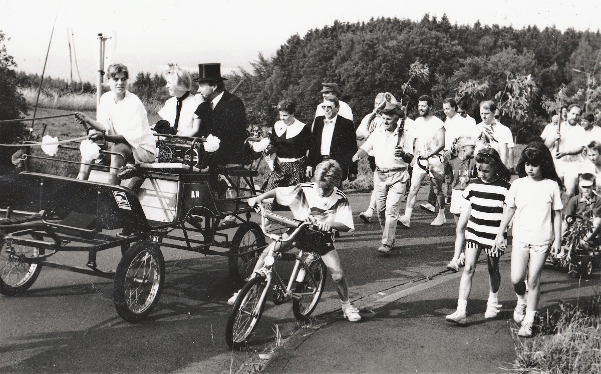Im Sommer 1989 feierte man das zehnte Straenfest im Hohnerviertel auf der Kttingerhhe. Kutschiert im Triumpfzug werden hier Rita und Joachim Alof, die eine Art Knigsvogelschiessen gewonnen haben. (Fotos: Bernhard Theis)