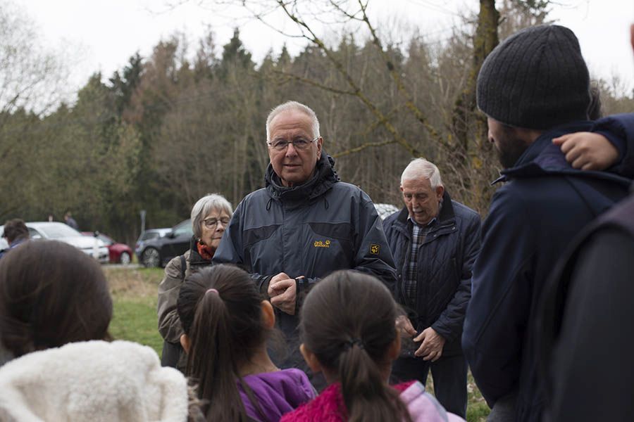 Wanderfhrer Hermann Josef Eulberg erlutert den Wanderweg. Fotos: Helmi Tischler-Venter