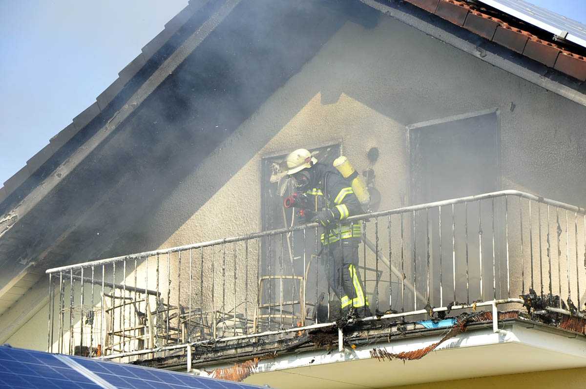 Dachstuhlbrand in Honneroth: Groeinsatz fr die Feuerwehr, keine Verletzten 