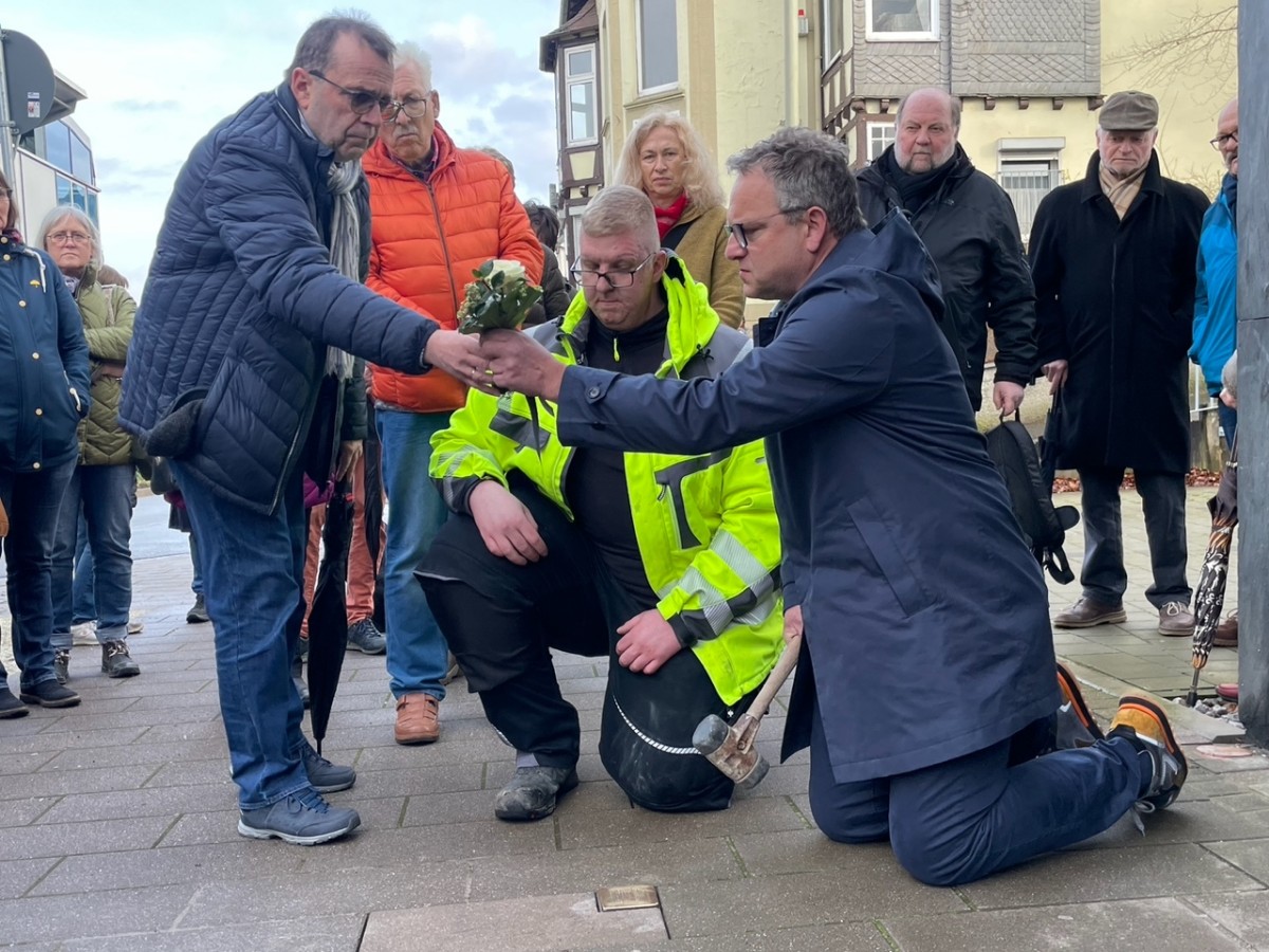 Wissen: "Hellwach sein"-Stolperstein fr Liebmann Hony verlegt