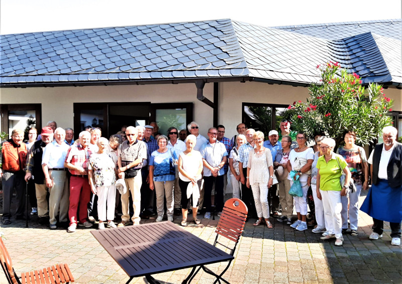 Die VdK-Mitglieder am “Haus der Mineralien” in Kirschweiler. Foto: Privat