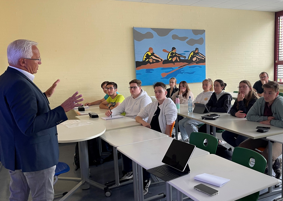 Schulleiter Norbert Schmalen (hintere Reihe) und die Schler des Sozialkunde-Leistungskurses freuten sich ber die Unterrichtsstunde mit Landrat Achim Hallerbach. (Foto: KV Neuwied)