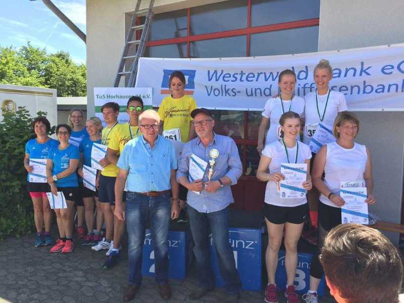 Rolf Schmidt Markoski berreichte die Siegerehrungen nach dem Team-Lauf. Foto: Privat