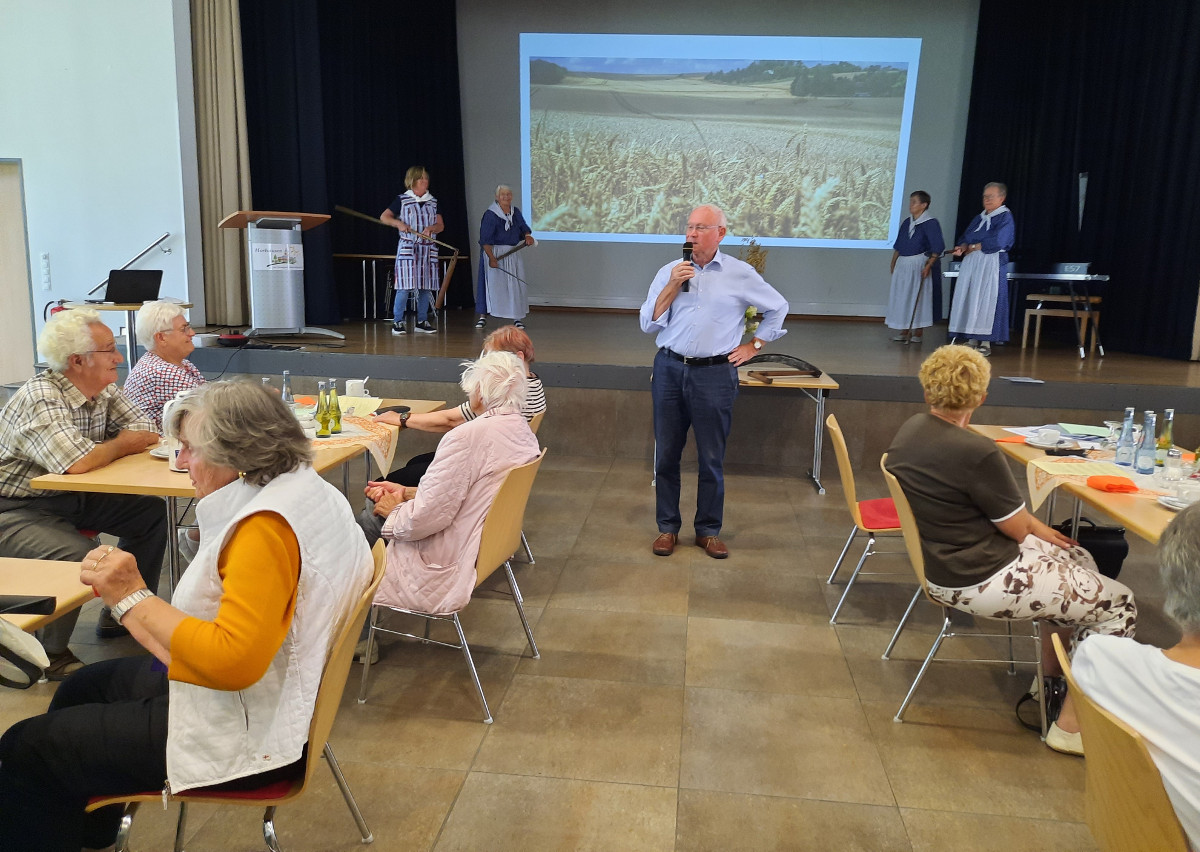 Der Willrother Heimatforscher Albert Schfer entfhrte die rund 90 Senioren bei der Horhauser Seniorenakademie auf eine Zeitreise zur Getreideernte vor 70 Jahren.  (Foto: Seniorenakademie)
