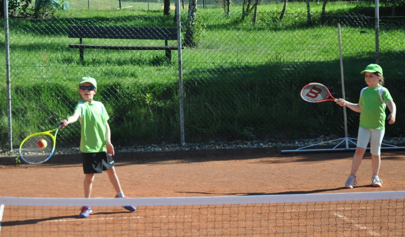 Mainzelmnnchen (U9) des TC Horhausen in Aktion.  Raphael Fink mit einer strammen Vorhand beobachten von Amelie Schmitz. Foto: Tennisclub Horhausen
