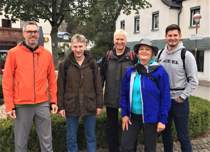 Zunchst mit einer kleinen Gruppe startete die Standortinitiative Marktplatz in Horhausen  zur Wanderung nach Burglahr. Foto: Verein
