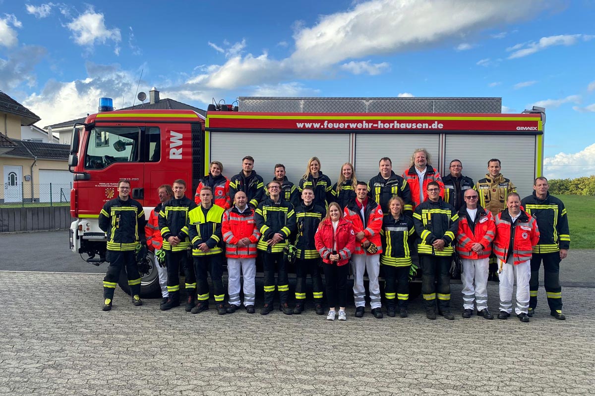 Gruppenbild der Teilnehmer und Teilnehmerinnen vor dem Rstwagen. (Bilder: kk)