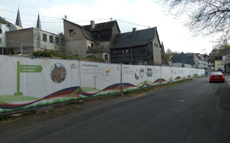 Ein dekorativ gestalteter Bauzaun schtzt das stdtische Gelnde an der Hospitalstrae in Montabaur. Die Stadt will das Grundstck jetzt verkaufen Dazu luft ein Investorenwettbewerb. Interessenten knnen sich noch bis zum 15. Februar melden. Foto: privat