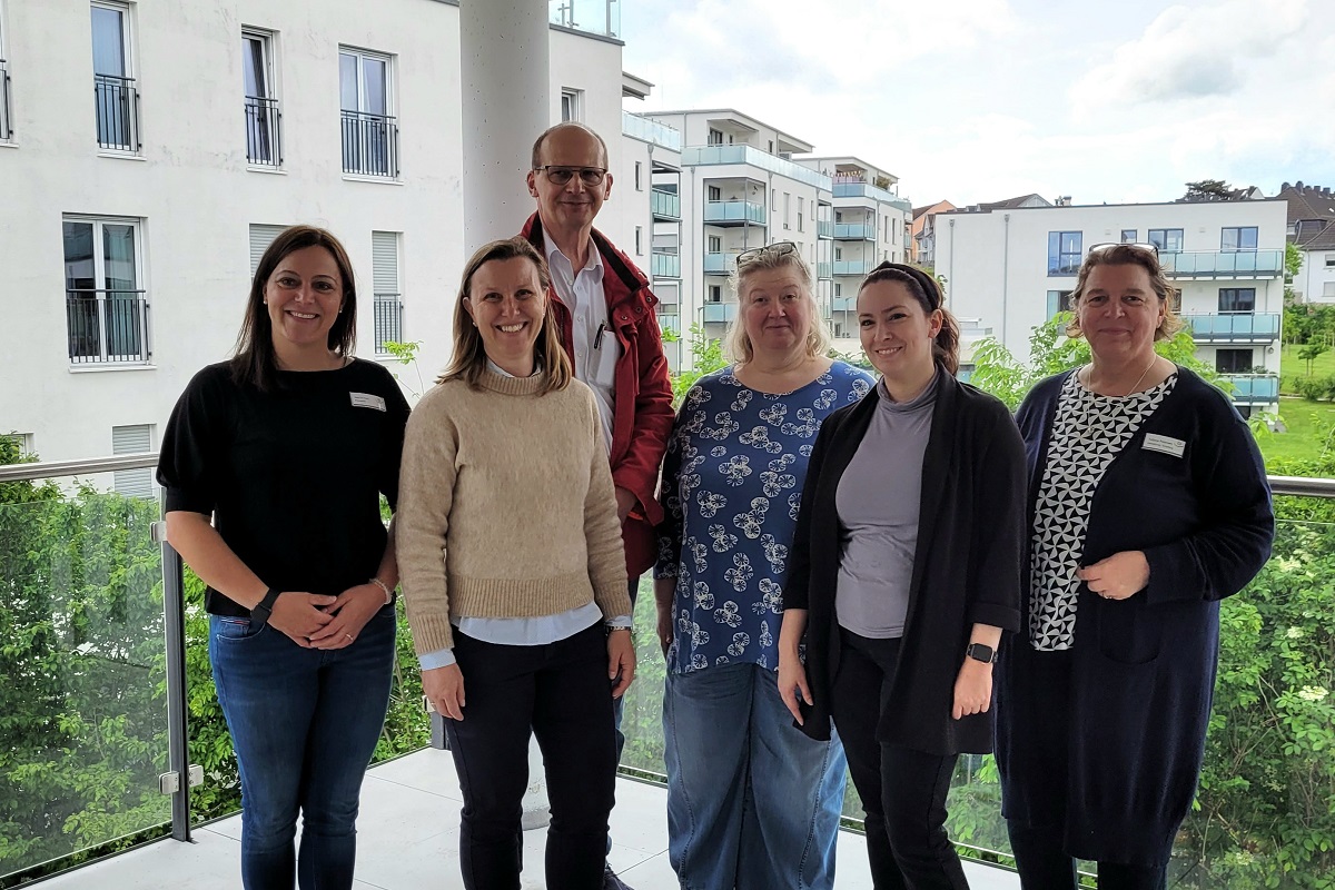 Beim Besuch in den neuen Rumlichkeiten: von links nach rechts: Sabrina Flach 
(Prokuristin Seniorenzentrum Wohnstadt Limburg), Lydia Gretz (Geschftsfhrerin Gemeinntzige Hospizium Wiesbaden GmbH), Karl-Heinz Krner (Palliativmediziner), Christiane Stahl (Leiterin Hospiz Anavena), Sabrina Schleifer (stellvertretende Pflegedienstleiterin Anavena), Tatjana Petersen (Seniorenzentrum Wohnstadt) (Foto: Stefanie Raven)