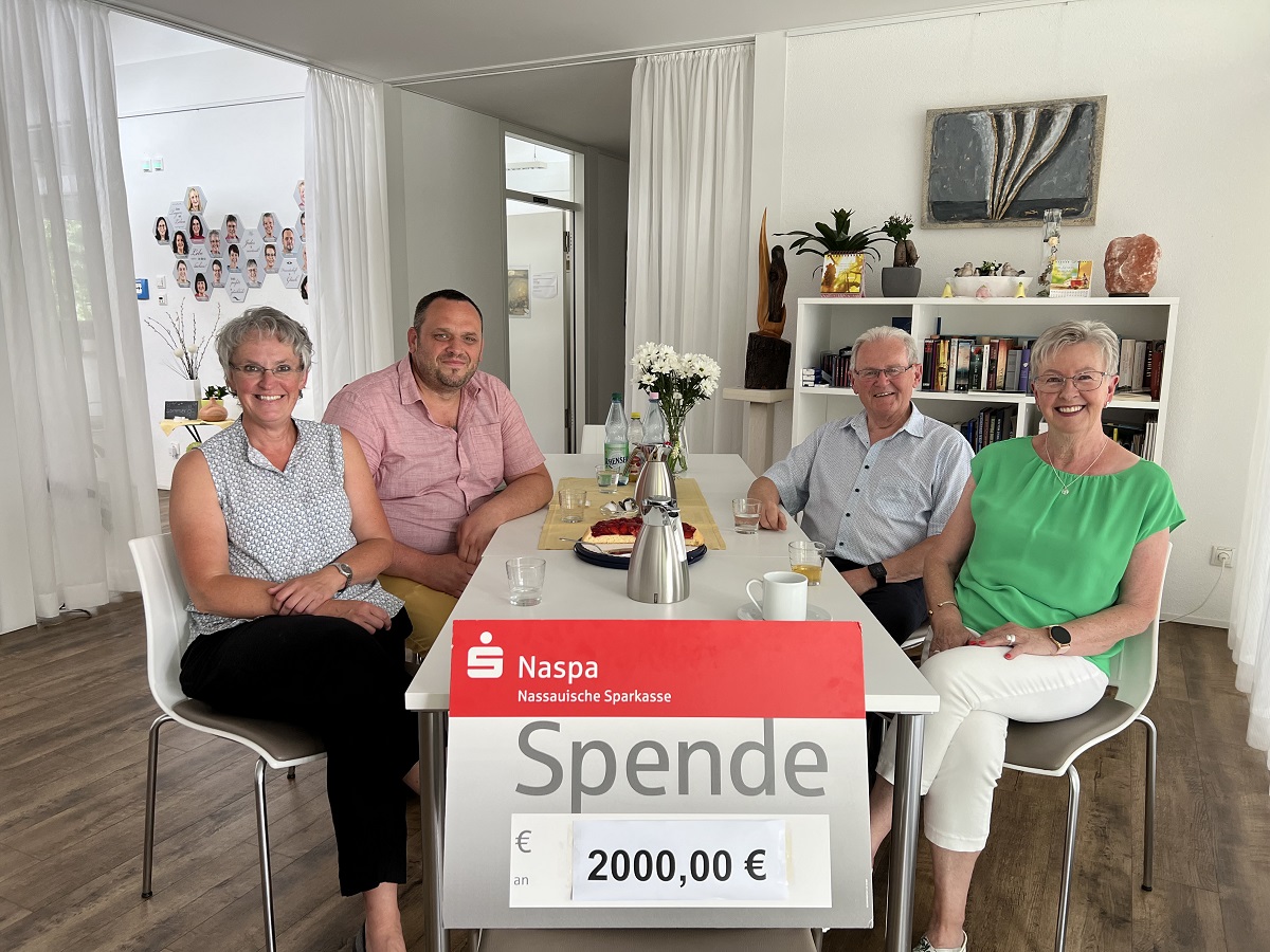 Von links: Hospizleiterin Eva-Maria Hebgen, stellv. Leiter Peter Held, Karlheinz und Doris Herbert bei der Spendenbergabe im Hospiz. (Foto: Stefan Mattes)
