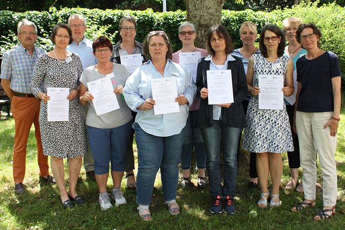 Die bergabe des Zertifikats besiegelte den erfolgreichen Abschluss des Befhigungskurses zur Hospizbegleiterin. Christoph Drolshagen von der Leitung der Marienhaus Hospize (3.von links), der Vorsitzende des Neuwieder Hospizvereins, Hans-Peter Knossalla (links) und die Bildungsbeauftragte des Neuwieder Hospizvereins, Heidi Hahnemann (rechts) gratulierten. Foto:  Hospizverein Neuwied