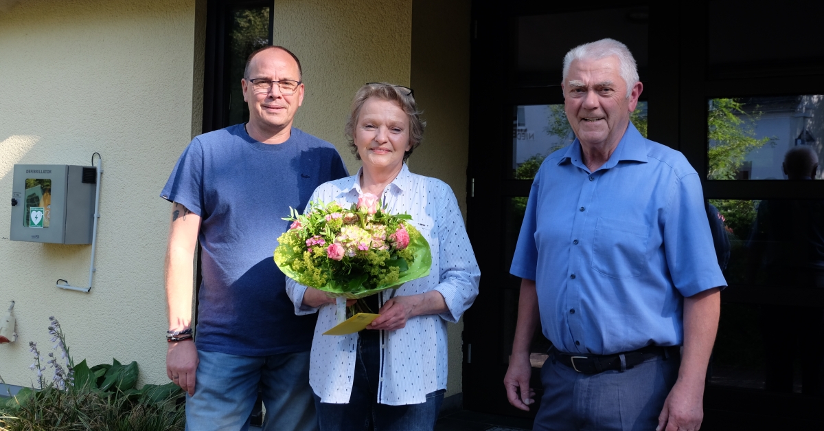 Gabriele Schmidt (Mitte) bergibt ihre Ttigkeit als Hauswrtin des Brgerhauses in Hvels an Sascha Schmidt (links). Ortsbrgermeister Wolfgang Klein dankt fr die geleistete Arbeit und heit Willkommen. (Foto: KathaBe) 