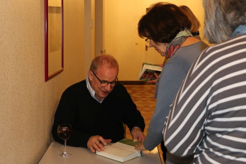 Hubertus Meyer-Burckhardt signierte nach der Lesung die Bcher der Besucherinnen und Besucher. Fotos: Dernbacher Gruppe Katharina Kasper
