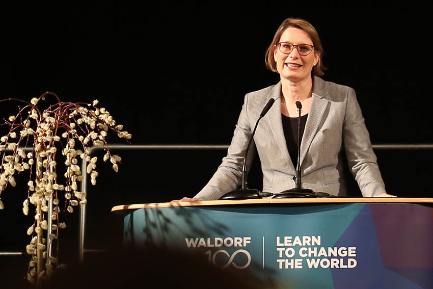 Die Bildungsministerin des Landes Rheinland-Pfalz, Dr. Stefanie Hubig, hlt ihr Gruwort. Fotos: Andrea Briel
